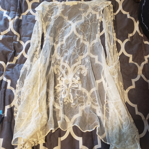 Delicate Lace Vest - Picture 2 of 2